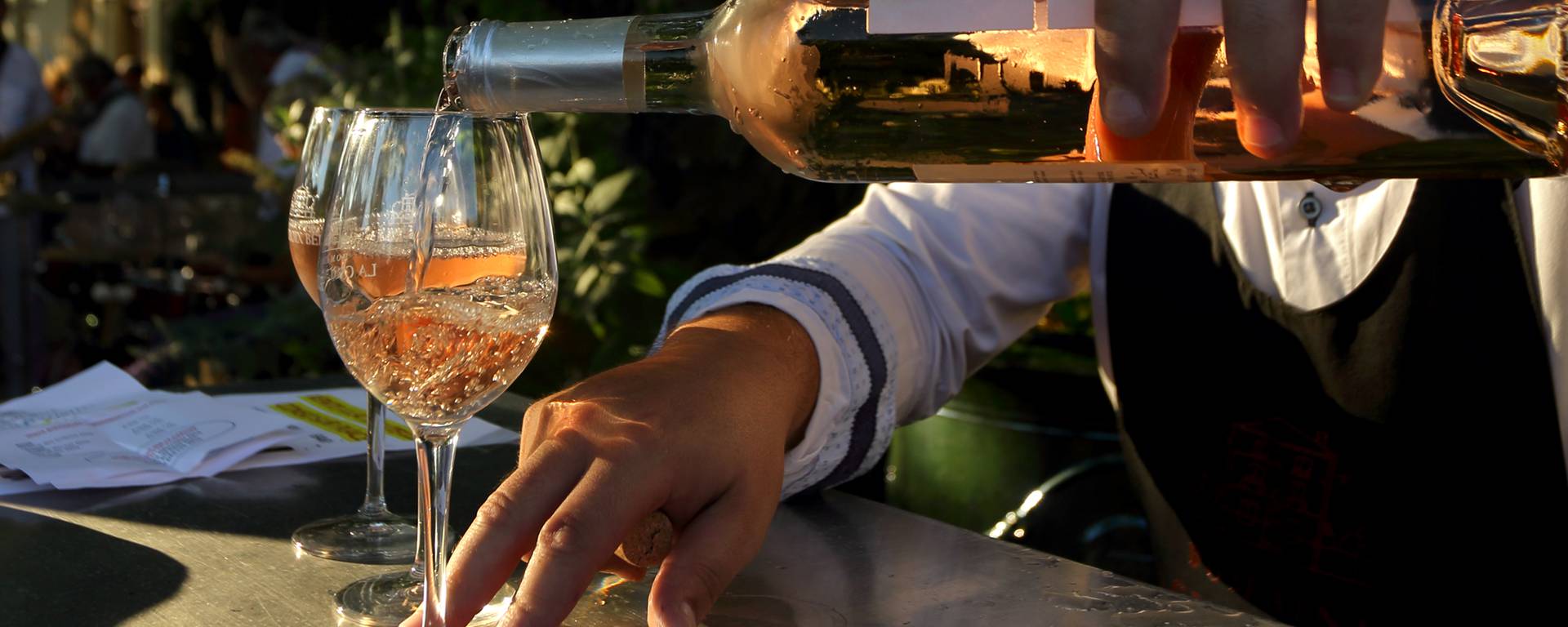 bouteille et verres de  vin