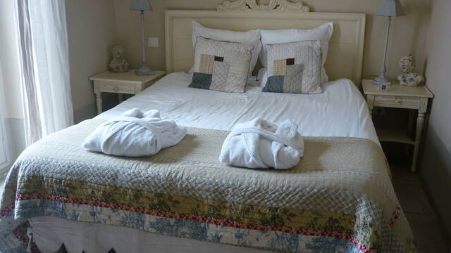 Room at the convent in Hérépian ©J.Noclercq - Hérault Tourisme