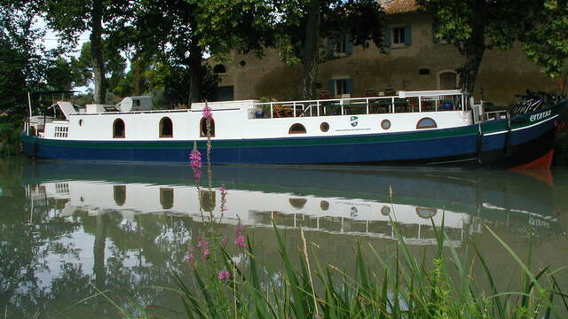Hotel on a the barge "Emma" in Capestang